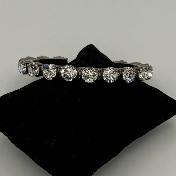 NWOT💎Women’s Riveting Romance Swarovski 16 Crystal Bangle Bracelet. - Picture 1 of 9